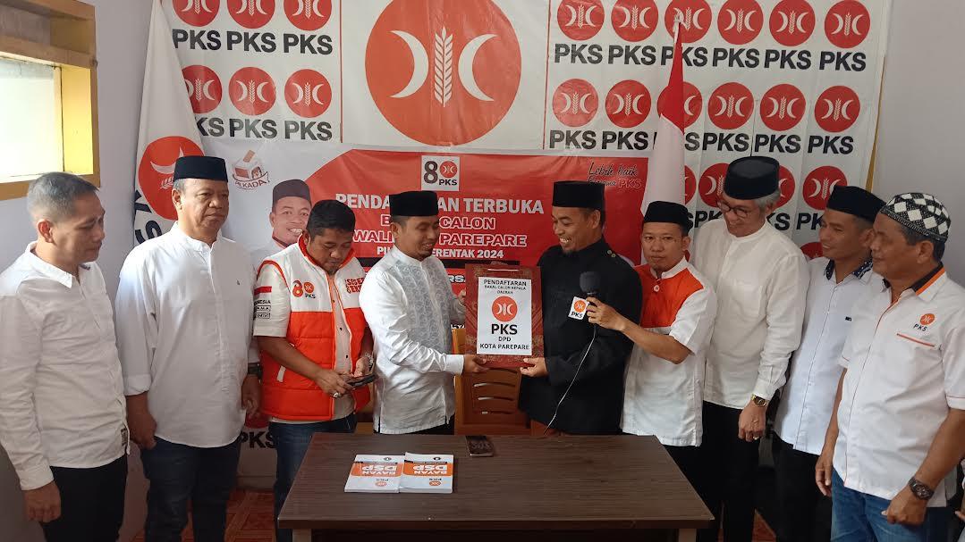 Tasming-Hamid-mengembalikan-formulir-pendaftaran-bakal-calon-Wali-Kota-1.jpg