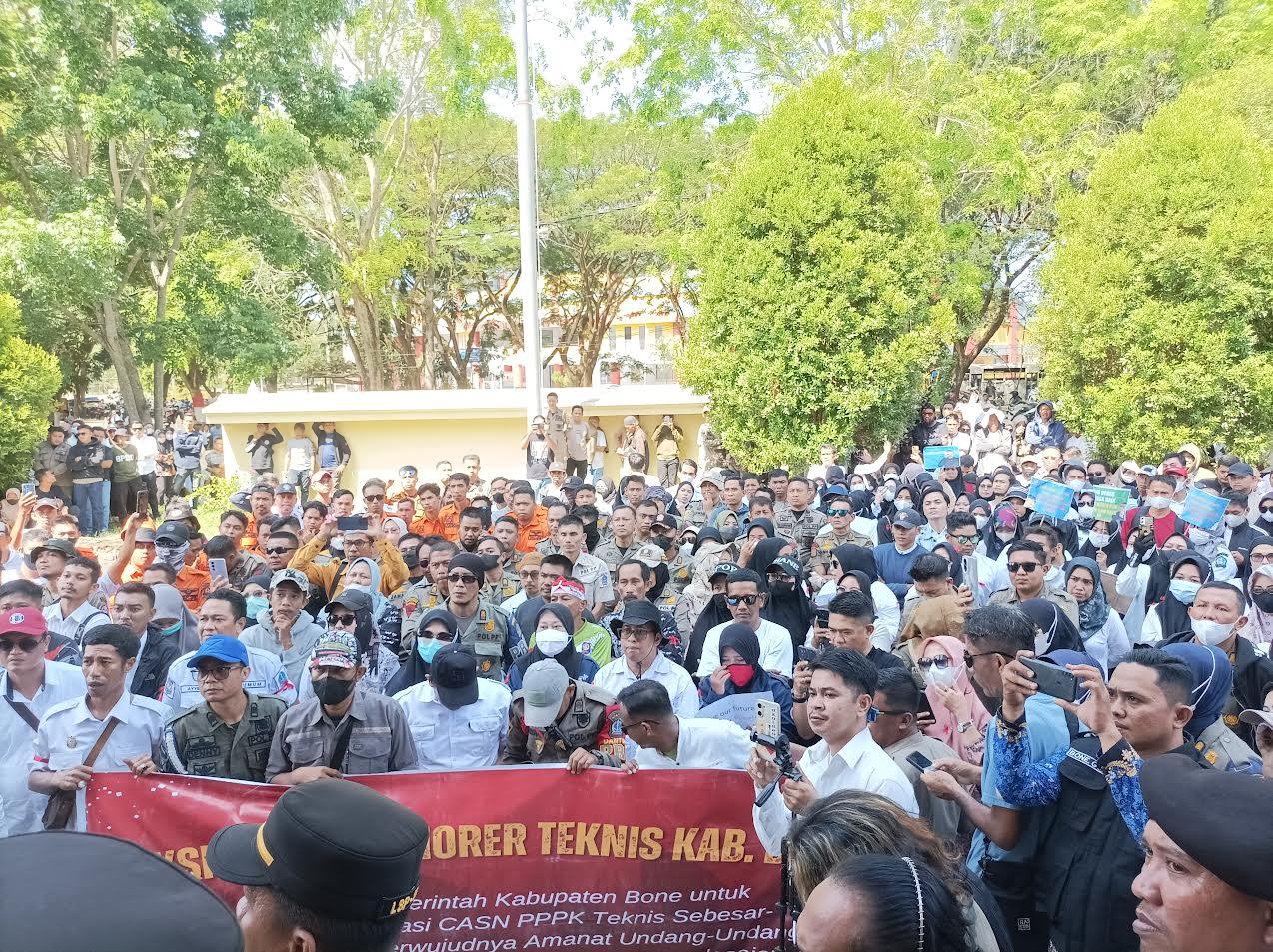 BREAKING NEWS: Ratusan Honorer Bone Demo di Kantor DPRD, Kecewa Penerimaan PPPK hanya Buka 2 Formasi