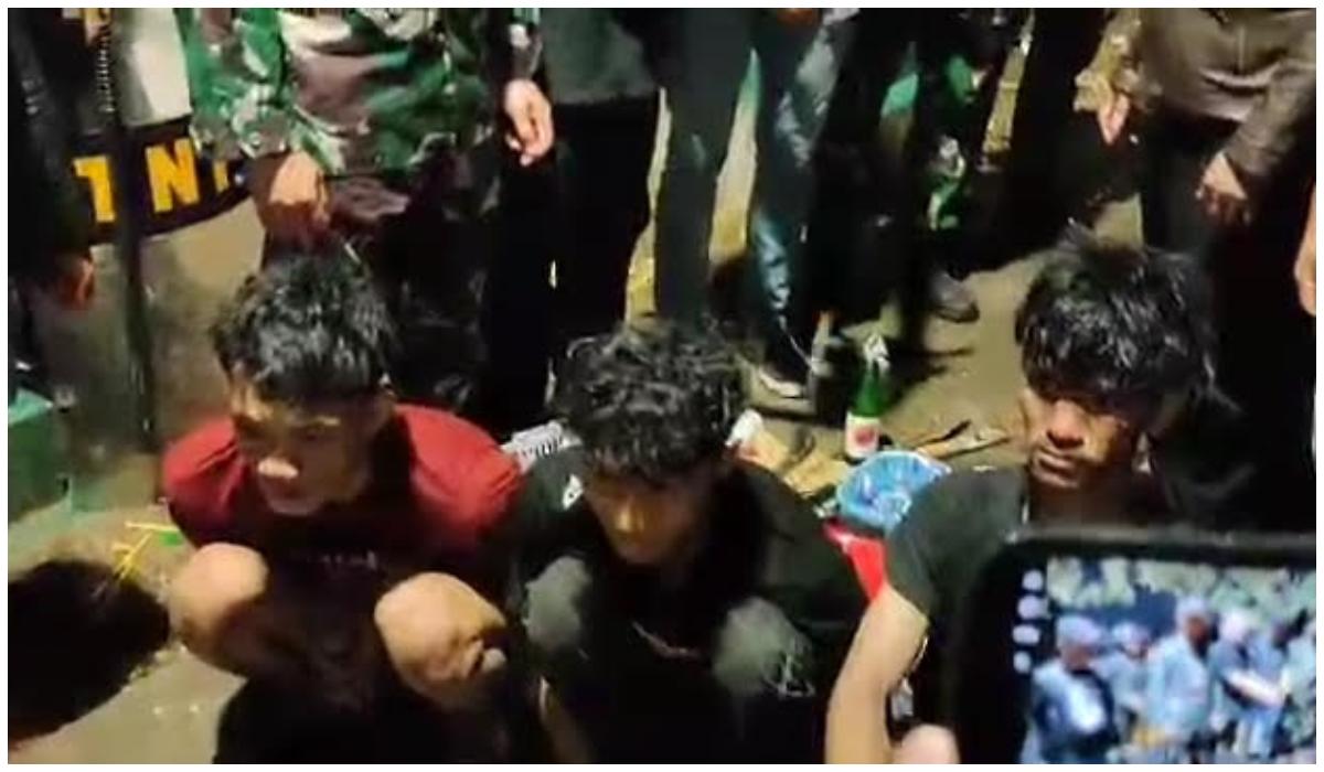 Tiga-pria-diduga-pelaku-tawuran-kelompok-warga-Sapiria-versus-Borta.jpg