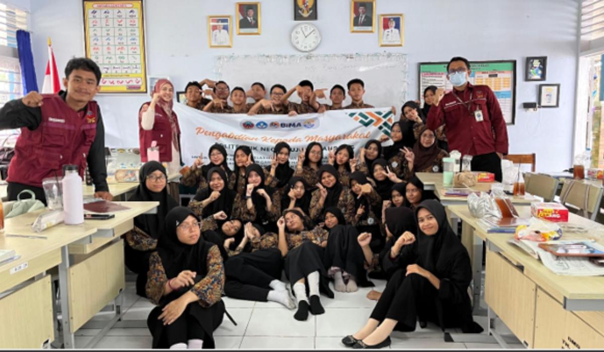 Dosen dan Mahasiswa PNUP Dampingi Siswa SMPN 12 Makassar Belajar Internet Sehat