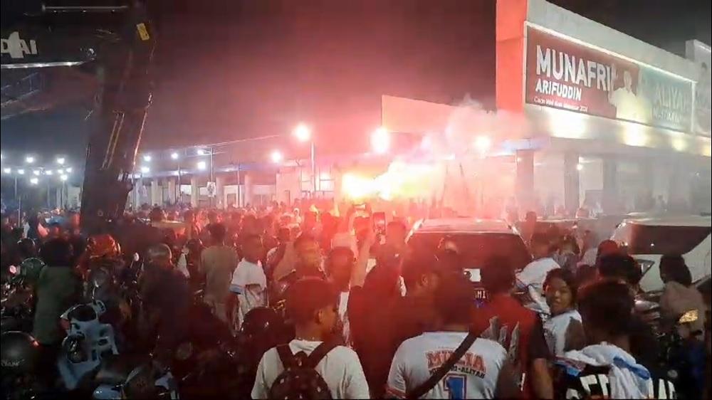 Tumpah-ruah-pendukung-Appi-Aliyah-di-posko-induk-Jl-AP-Pettarani.jpg