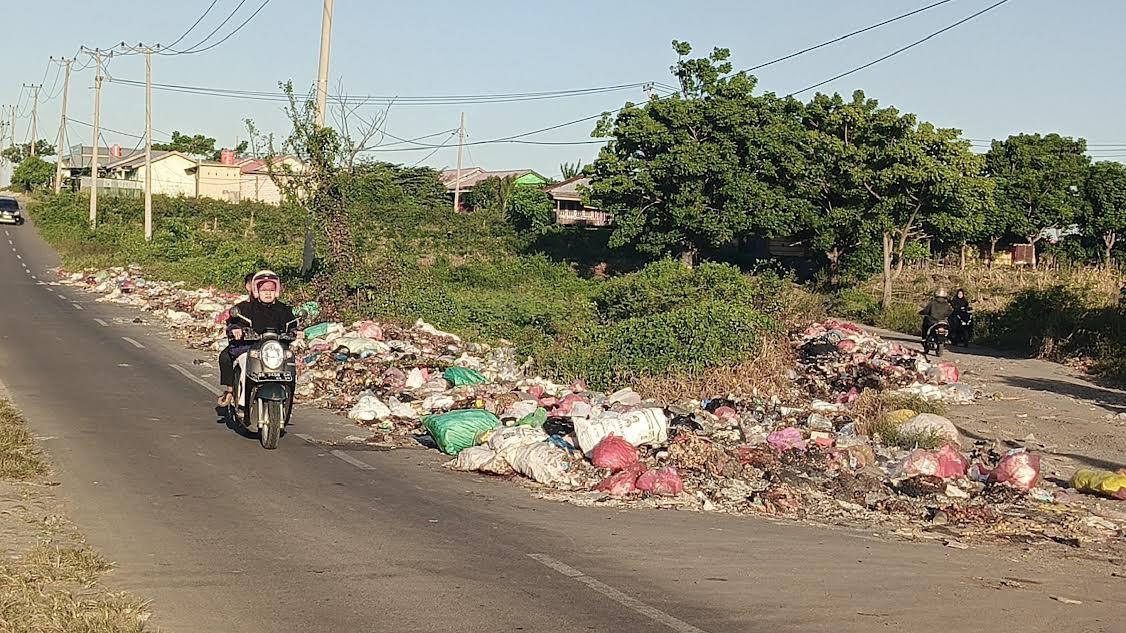 Tumpukan-sampah-di-Jalan-Radjamilo-Jeneponto-Sulsel-Jumat-1272024.jpg