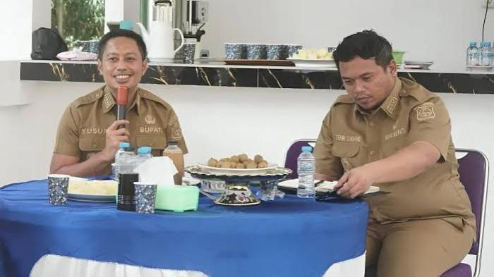 UTANG-ENREKANG-Bupati-Enrekang-Yusuf-Ritangnga-kiri-d.jpg