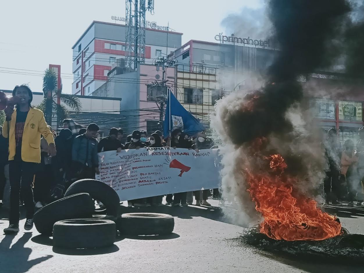 Unjuk-rasa-mahasiswa-Ammatir-saat-berunjuk-rasa-di-pertigaan-Jl-AP-Pettarani-Boulevard.jpg