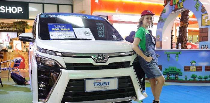 Usher-berfoto-disamping-mobil-bekas-berkualitas-yang-dipamerkan-di-Mal-Ratu-Indah-b.jpg