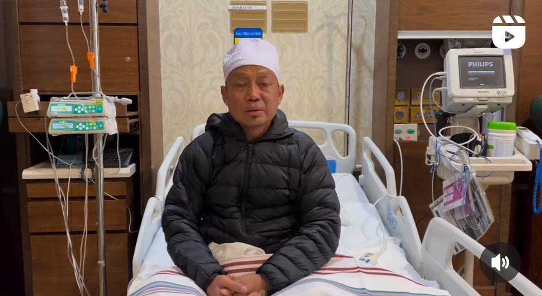 Ustaz-Dasad-Latif-sedang-duduk-di-atas-ranjang-rumah-sakit-23.jpg