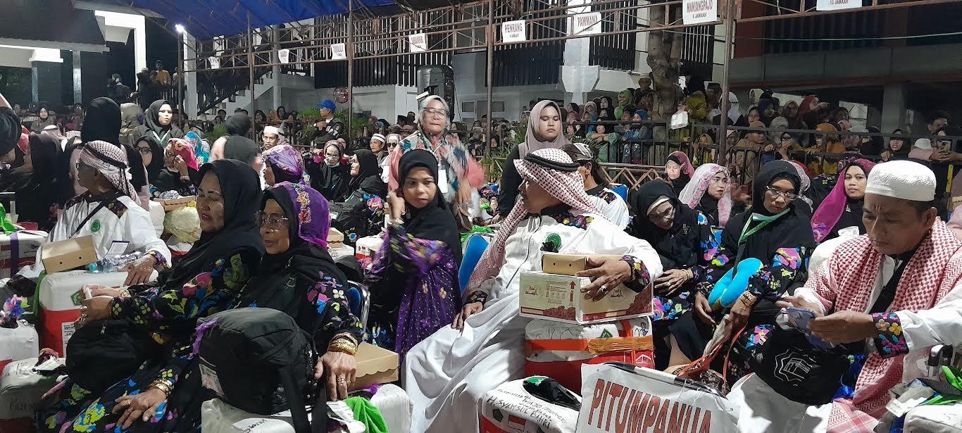 VIDEO: Suasana Kedatangan Jamaah Haji Wajo, Kompak Pakai Gamis Motif Sutra