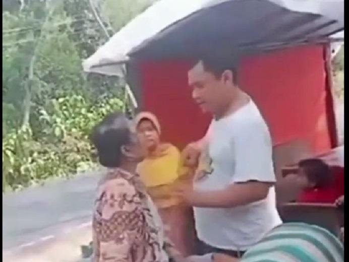 Video-seorang-pria-memukul-dan-meludahi-wajah-nenek-nenek-viral-di-media-sosial.jpg