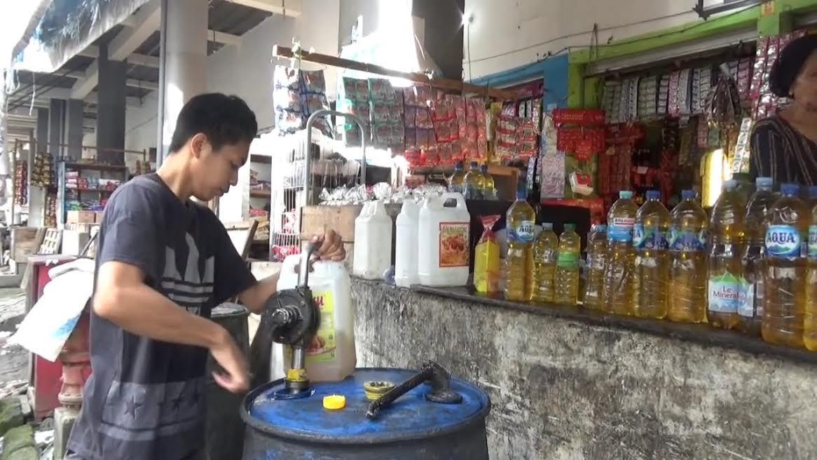 Wais-sedang-memindahkan-minyak-goreng-curah-ke-jerigen-di-Pasar-Lakessi.jpg