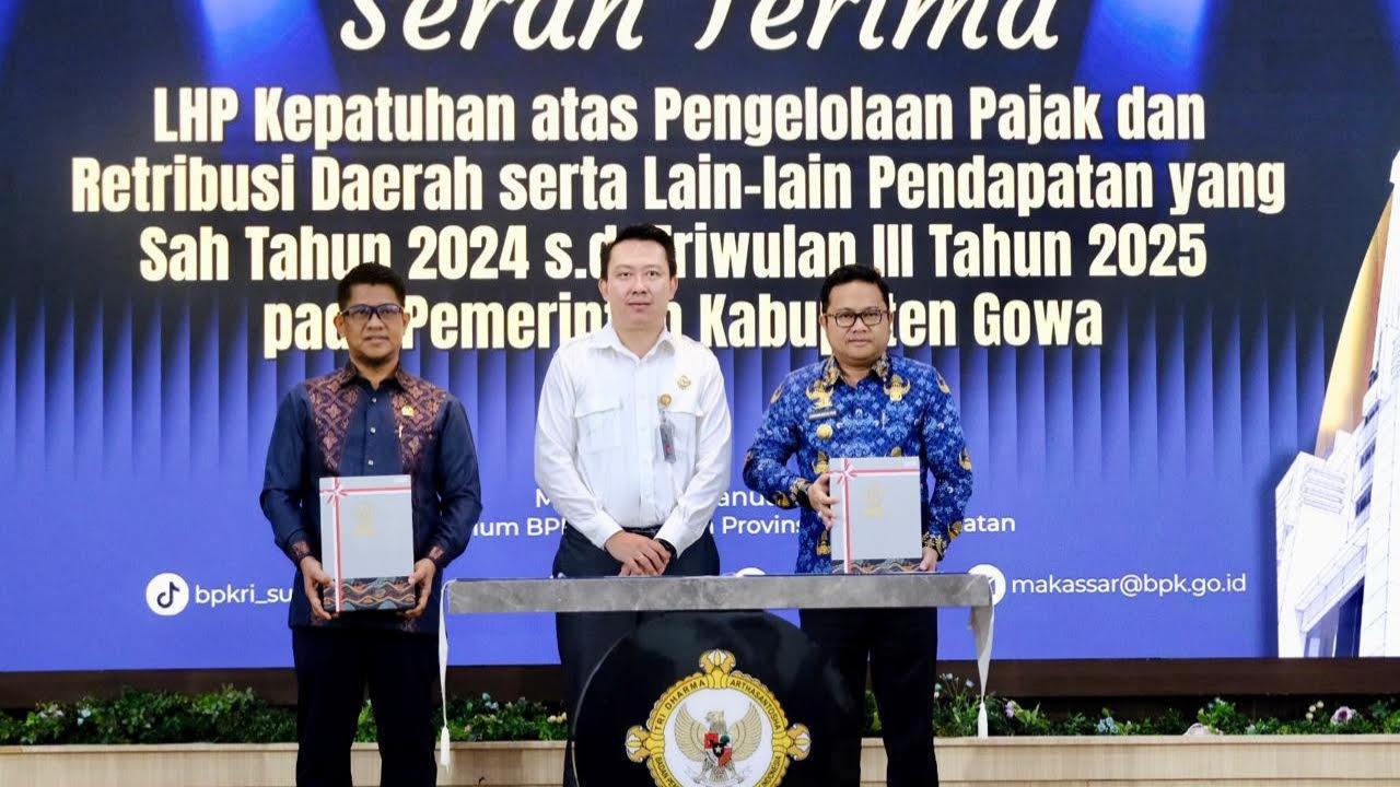 Wakil-Bupati-Gowa-Darmawangsyah-Muin-kanan-baju-kopri-biru.jpg