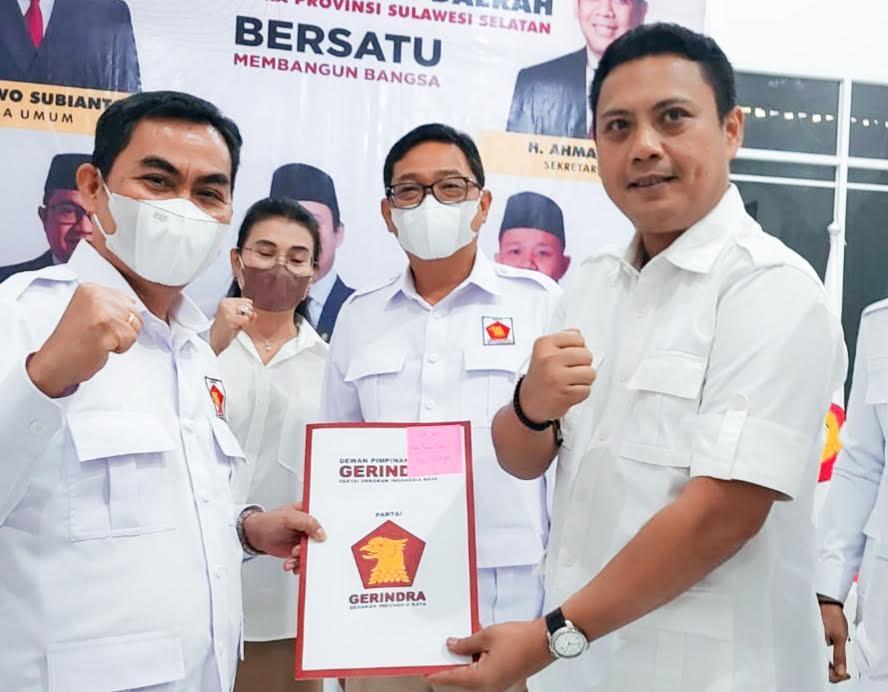 Wakil-Bupati-Tana-Toraja-dan-Toraja-Utara-terima-SK-Ketua-DPC-Gerindra-Sabtu-2342022.jpg