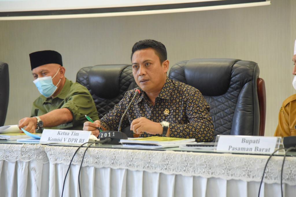 Wakil-Ketua-Komisi-V-DPR-RI-Andi-Iwan-Darmawan-Aras-2022-Batik.jpg