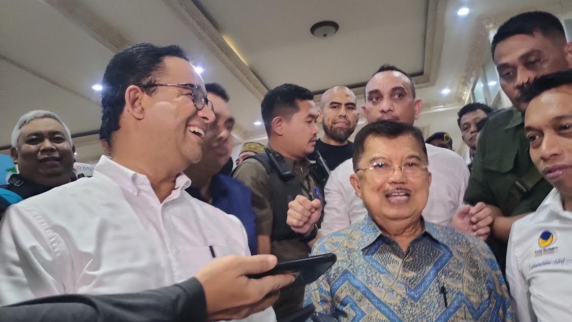 Wakil-Presiden-RI-ke-10-dan-12-Jusuf-Kalla-batik-biru-bersama-Anies-Baswedan-n.jpg