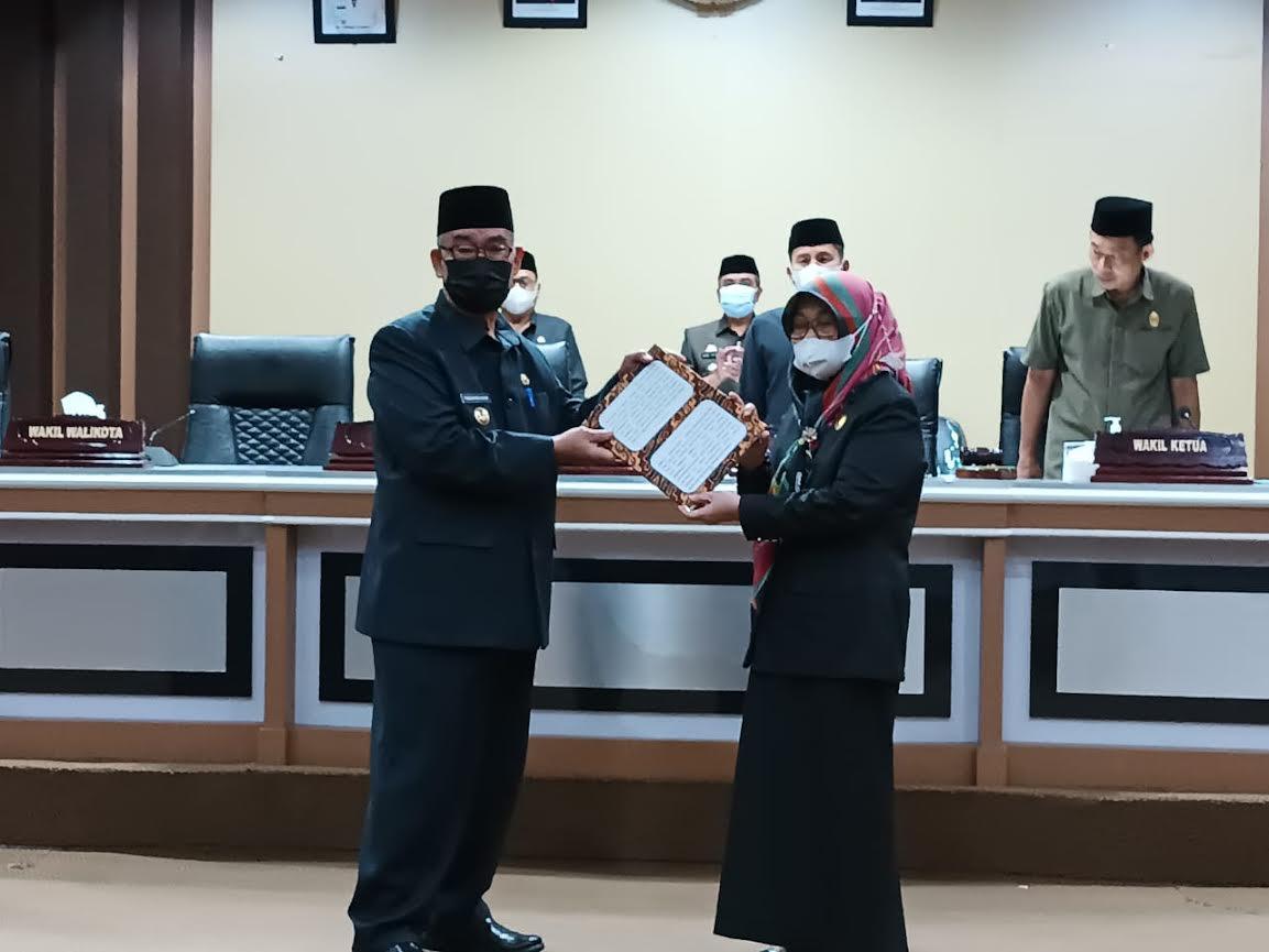 Wakil-Wali-Kota-Parepare-Pangerang-Rahim-menerima-LKPJ-dari-Ketua-DPRD-Andi-Nurhatina.jpg
