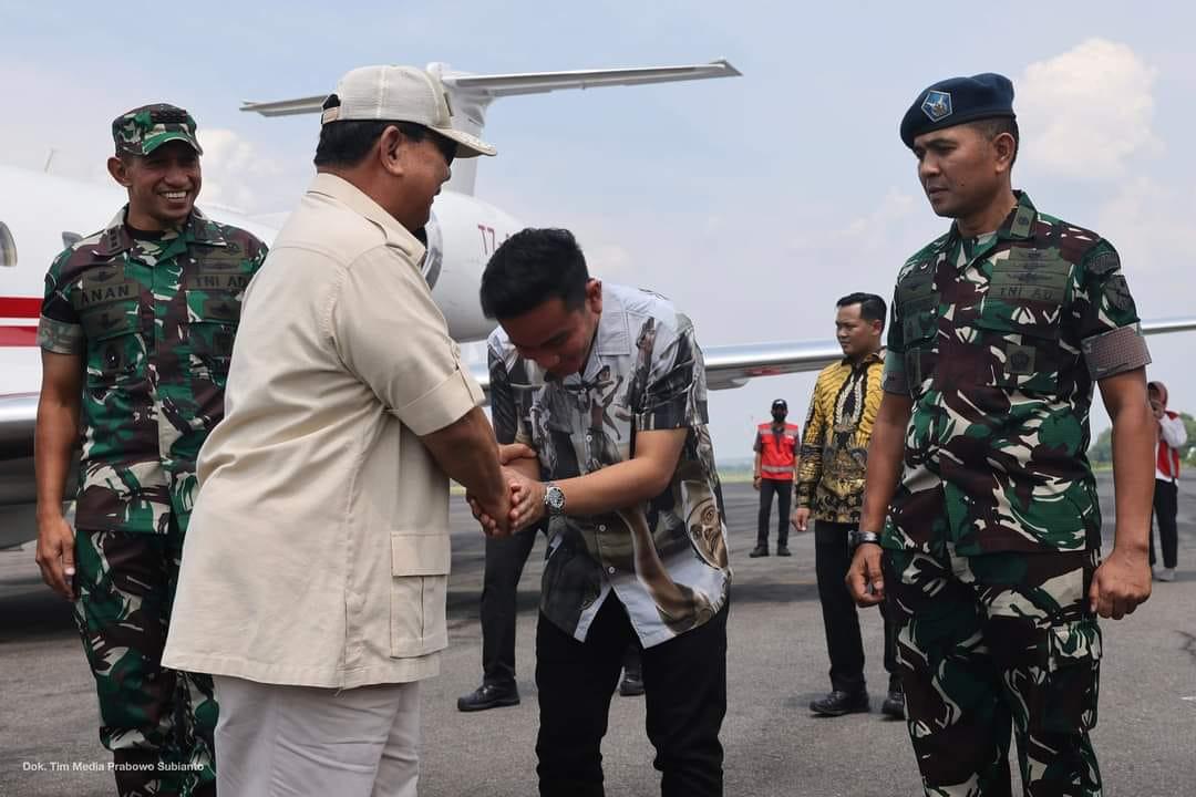 Wali-Kota-Solo-Gibran-Rakabuming-Raka-memberi-penghormatan-kepada-Prabowo.jpg