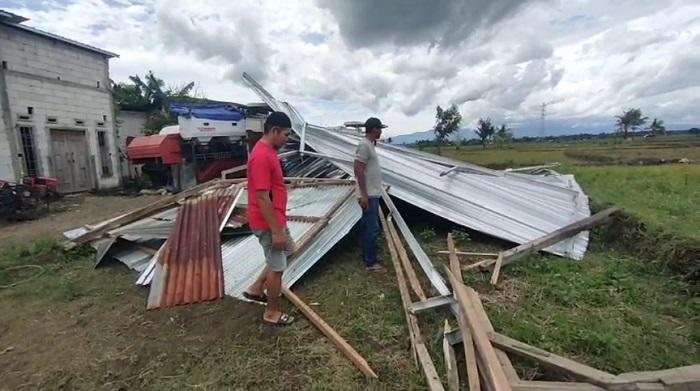 Warga-amati-runtuhan-atap-rumah-warga-yang-terkena-angin-kencang-di-Talle-talle.jpg