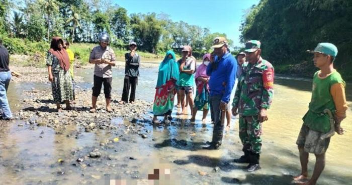Warga-berkumpul-di-lokasi-penemuan-mayat-pria-tanpa-identitas-di-Sungai-Bakeaju-bone.jpg
