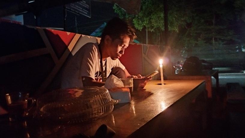Warga-di-warung-kopi-di-Bulukumba-terpaksa-nyalakan-lilin-saat-listrik-padam.jpg