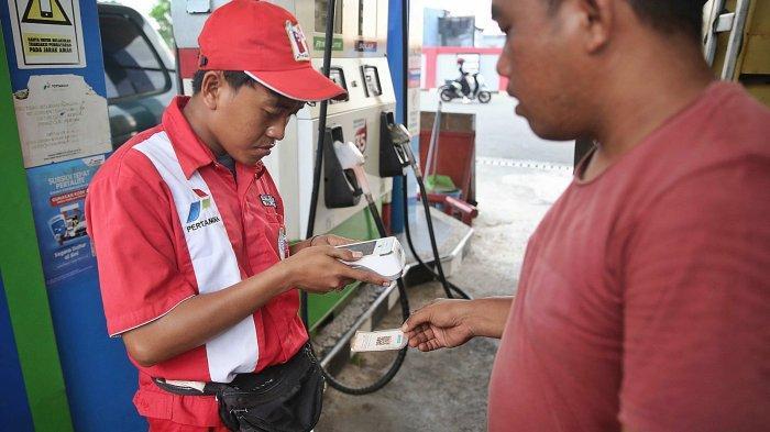 Warga-menunjukkan-kode-QR-saat-mengisi-bahan-bakar-minyak-BBM-bb.jpg