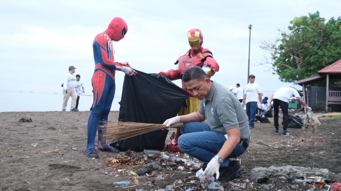 Dukung Zero Waste Warrior, PLN UID Sulselrabar Gelar Aksi Bersih Pantai dan Olah Sampah