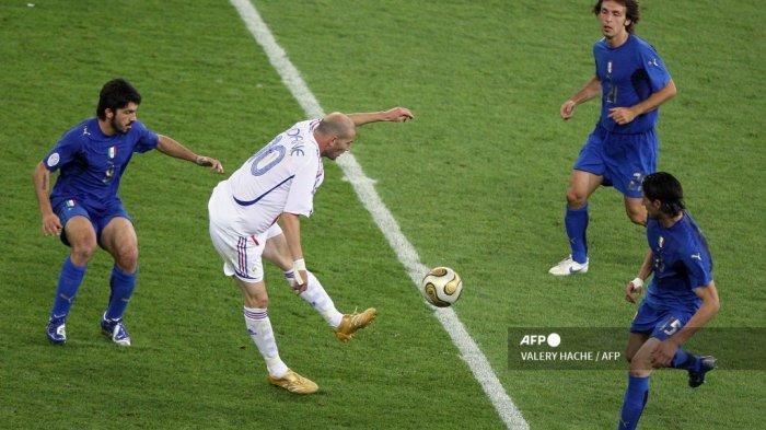 Zinedine-Zidane-berebut-bola-dengan-pemain-Italia-saat-pertandingan-final-Piala-Dunia.jpg