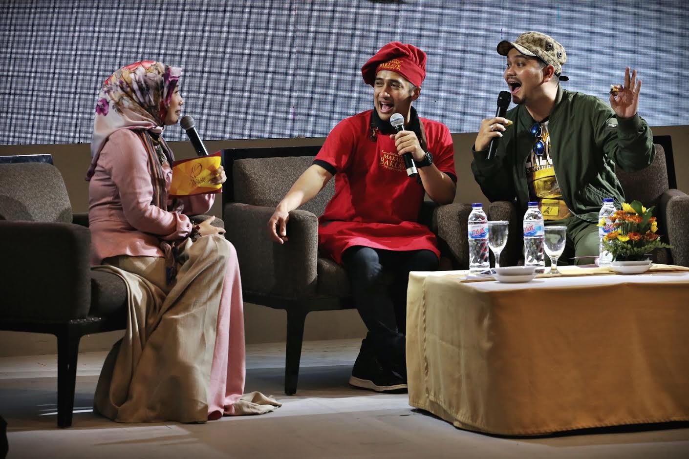 a-irfan-hakim-dan-indra-bekti-menjadi-pembicara-di-talkshow-i_20170305_214837.jpg<pf>di-sela-acara-i_20170305_192014.jpg