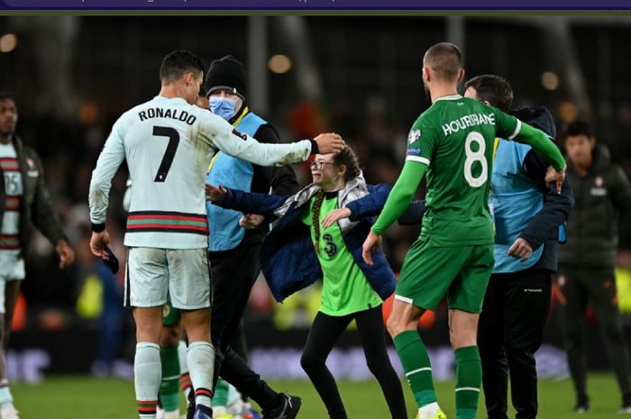 addison-whelan-menghampiri-cristiano-ronaldo.jpg