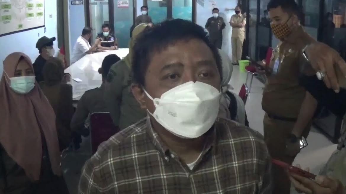 adhy-basto-usai-diperiksa-tim-gugus-covid-19-kabupaten-gowa.jpg