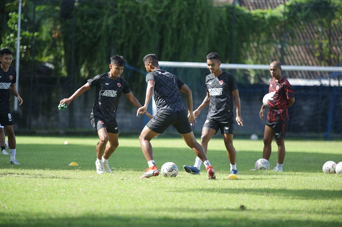 aditya-putra-dewa-latihan-di-psm.jpg