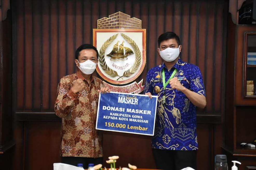 adnan-purichta-ichsan-menyerahkan-150-ribu-masker-kepada-prof-rudy-djamaluddin.jpg