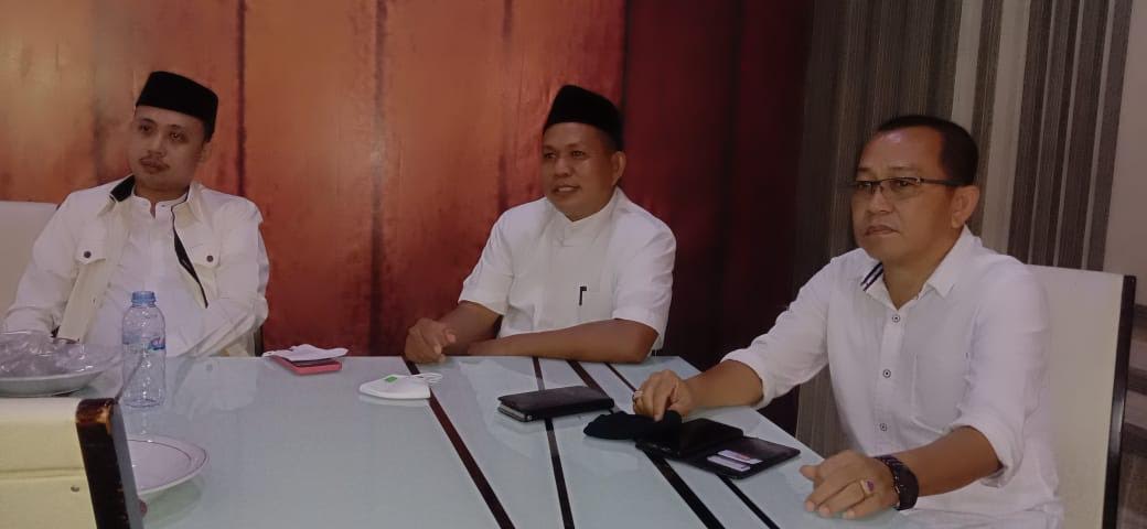 agustan-ranreng-tengah-bersama-dua-anggota-dprd-wajo-dari-pks-lainnya.jpg