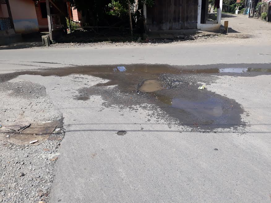 air-pdam-merusak-jalan-hotmix-di-jl-poros-pasar-samaenre-bikeru-ke-gareccing.jpg