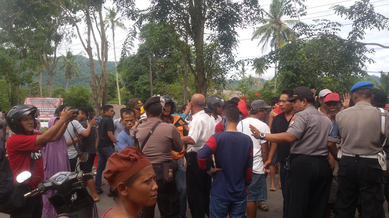 Tolak Dieksekusi, Warga Sampoddo Palopo Ngotot Bertahan - akan-tetap-bertahan-di-sampodd_20160524_112953.jpg