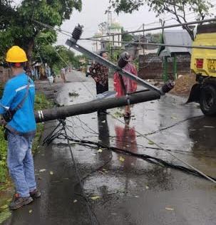 akibat-angin-kencang-jumlah-tiang-listrik-tumbang-di-kabupaten-maros.jpg