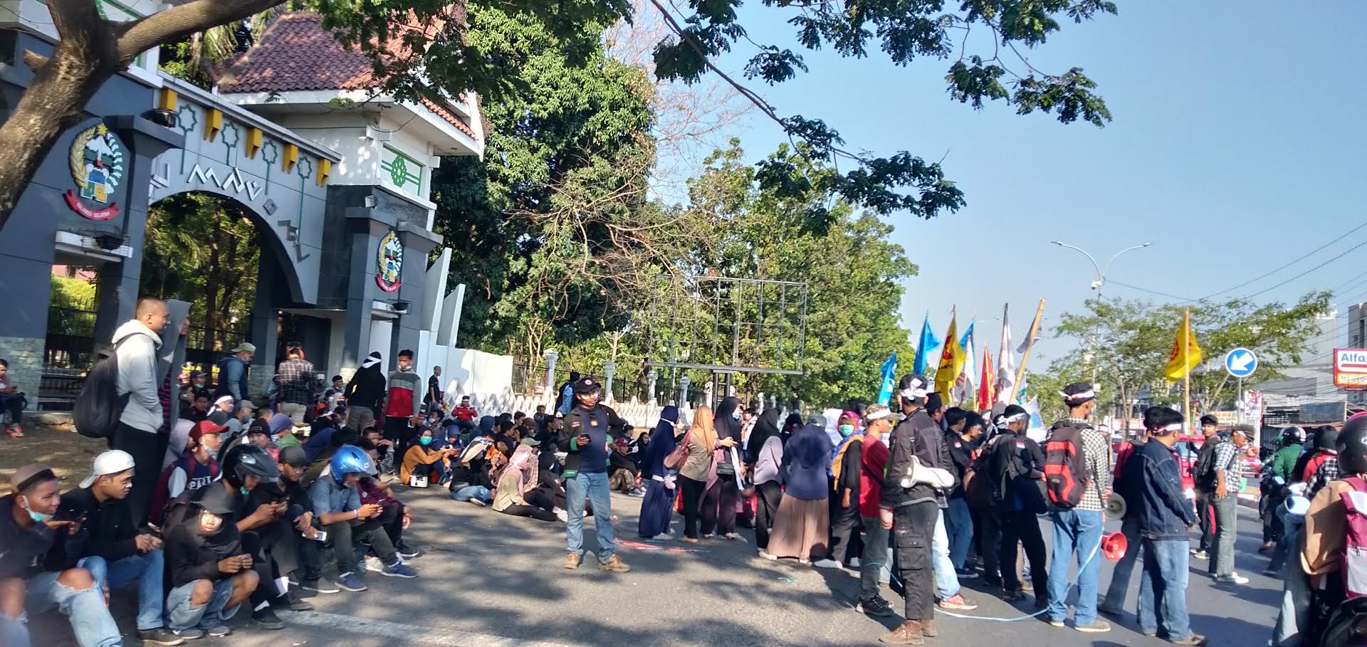 aksi-demonstrasi-di-depan-kantor-gubernur-sulsel.jpg