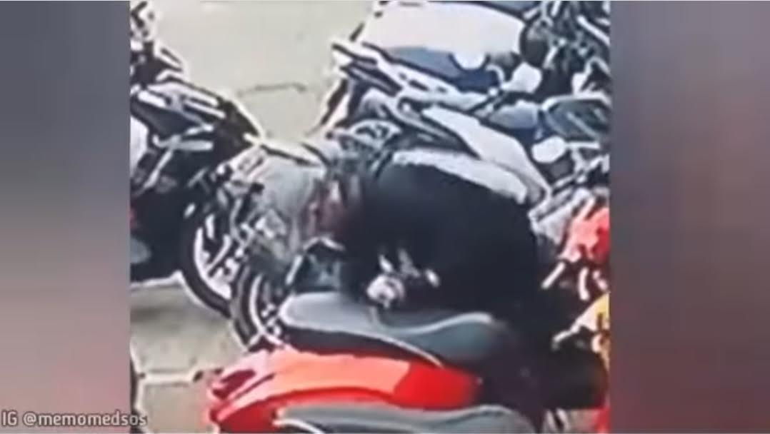 Viral Pria ini Terekam CCTV Gores Motor Vespa Mewah di Area Parkiran, Netizen: Iri Bilang Om