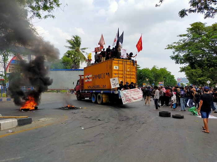 Tolak UU Cipta Kerja, Mahasiswa Blokade Jalan Sultan Alauddin Makassar