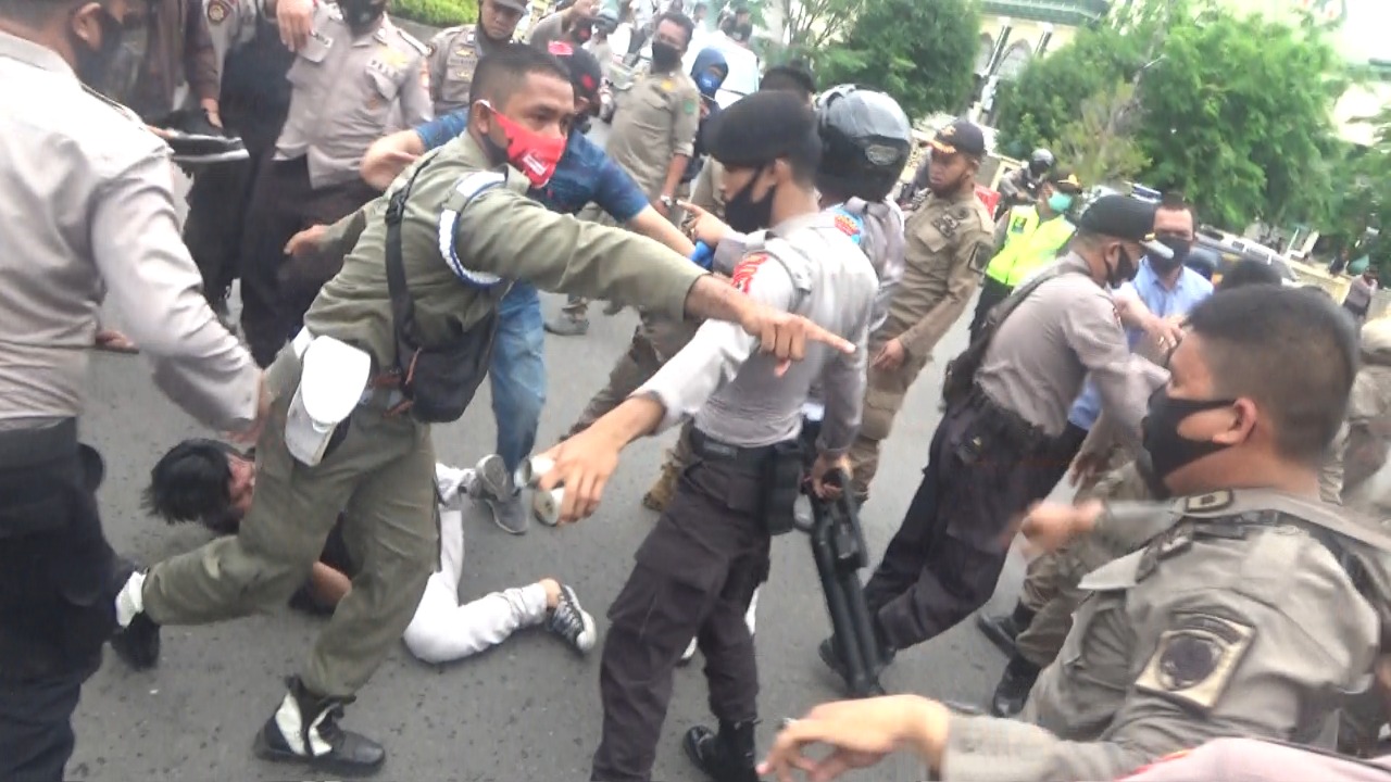 Memaksa Masuk Gedung DPRD Maros, Aksi Penolakan UU Cipta Kerja Ricuh, Dua Orang Diamankan