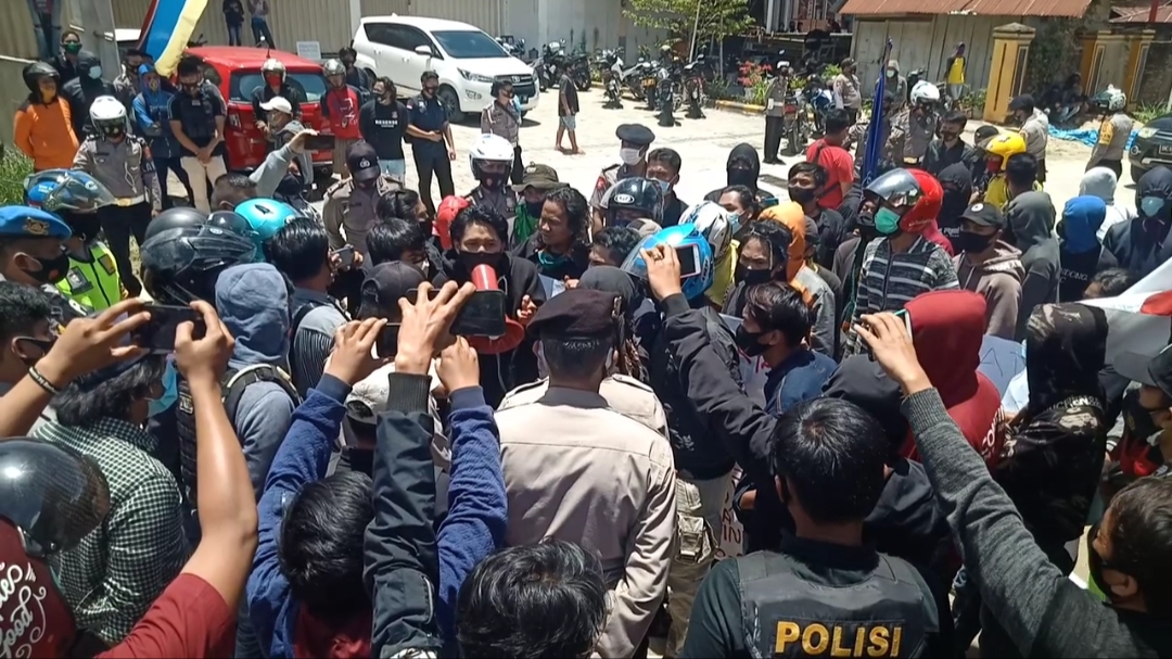 aksi-unjuk-rasa-puluhan-mahasiswa-di-depan-kantor-dprd-mamasa-kamis.jpg