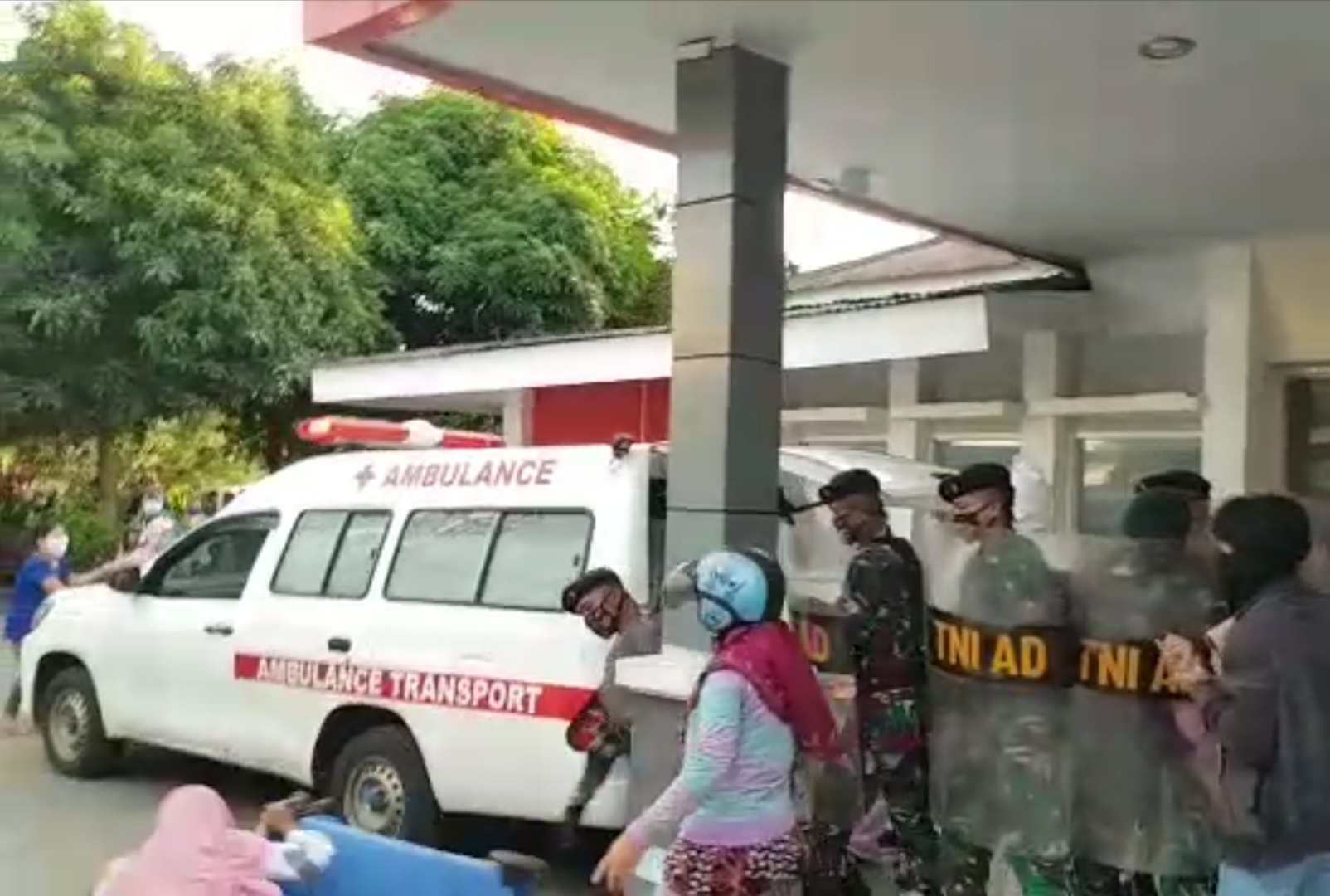 aksi-warga-menghalangi-ambulans-pembawa-jenazah-yang-diduga-terpapar-virus-corona.jpg