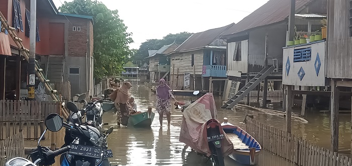 aktivitas-masyarakat-kecamatan-tempe-saat-terjadi-banjir-selasa-1852021.jpg