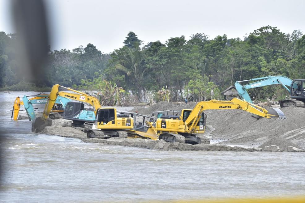 alat-berat-bekerja-membuat-tanggul-di-sungai-rongkong-kabupaten-luwu-utara-1282020.jpg