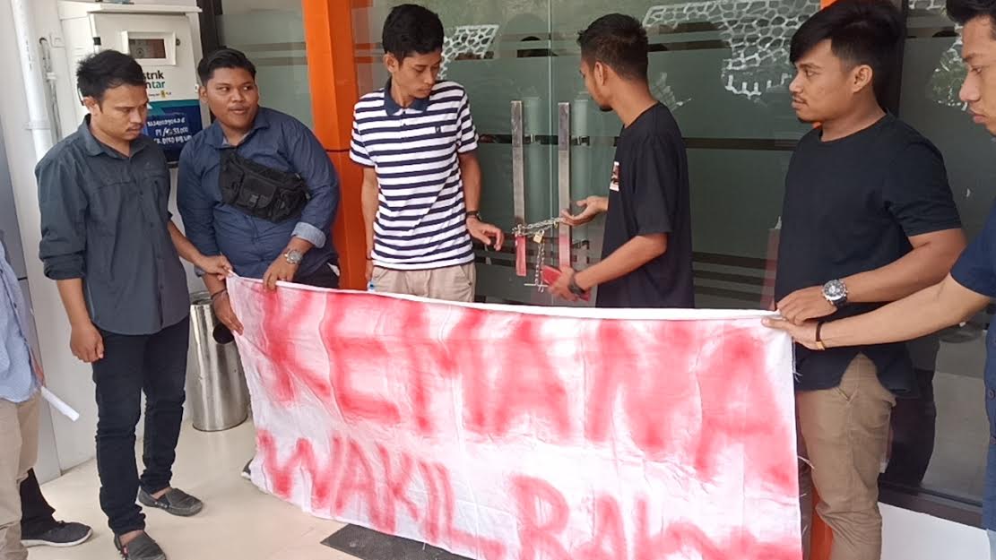 BREAKING NEWS: Kantor DPRD Wajo Disegel Mahasiswa, Ada Apa?