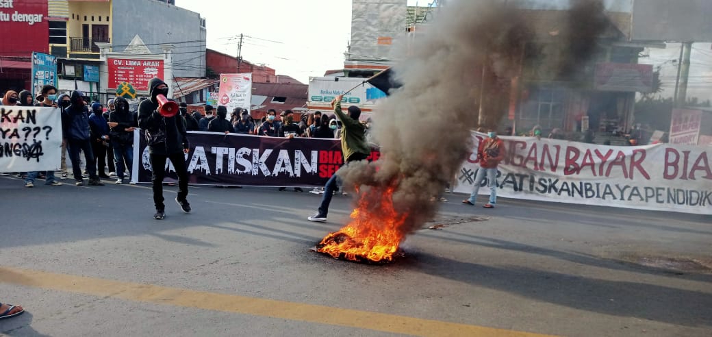 Bakar Ban Warnai Unjuk Rasa Mahasiswa Makassar di Pertigaan Eks Tugu Adipura
