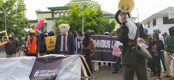 Tolak Omnibus Law, Aliansi Pasukan Hitam Unjuk Rasa di Depan Gedung DPRD Maros