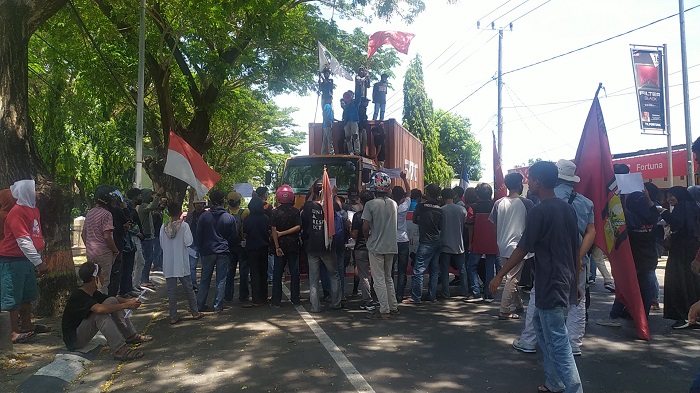 aliansi-pemuda-bersatu-kembali-menutup-jalan-poros-bantaeng-bulukumba-bb.jpg