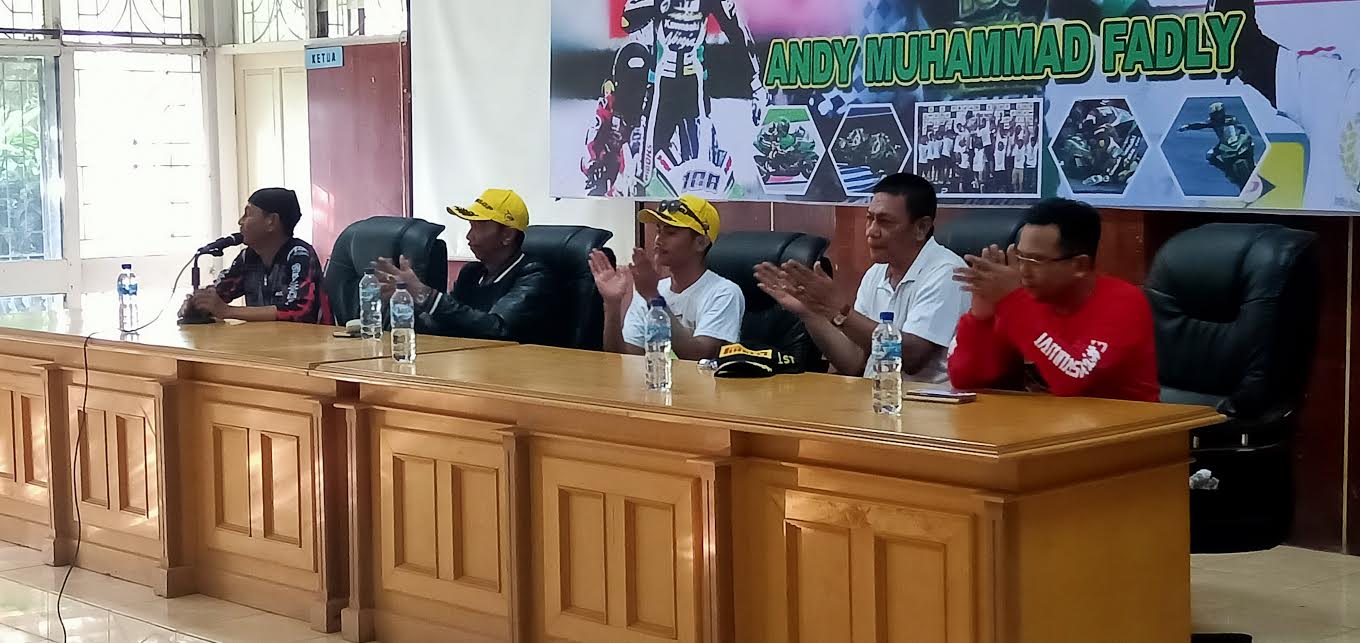 am-fadly-tengah-saat-menemui-masyarakat-kabupaten-wajo.jpg