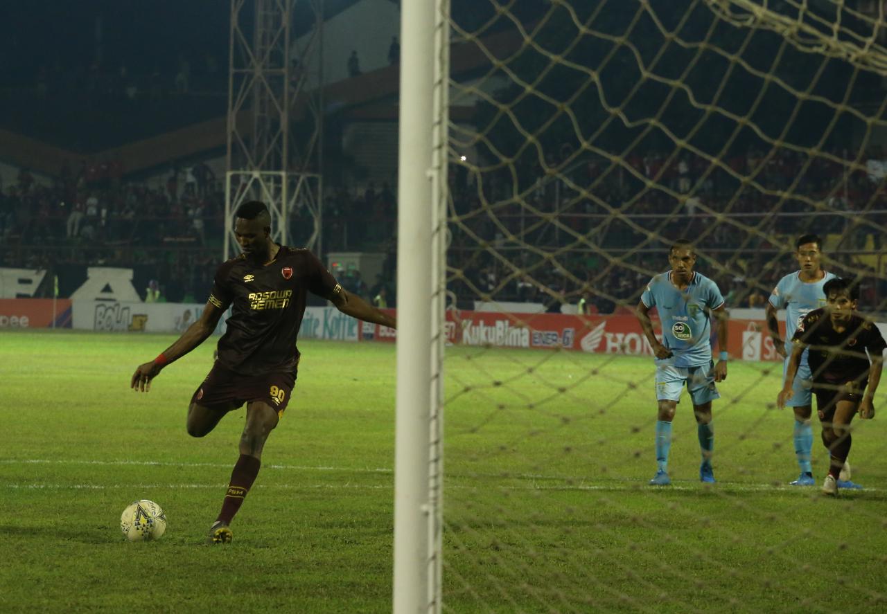 amido-balde-vs-persela-lamongan.jpg