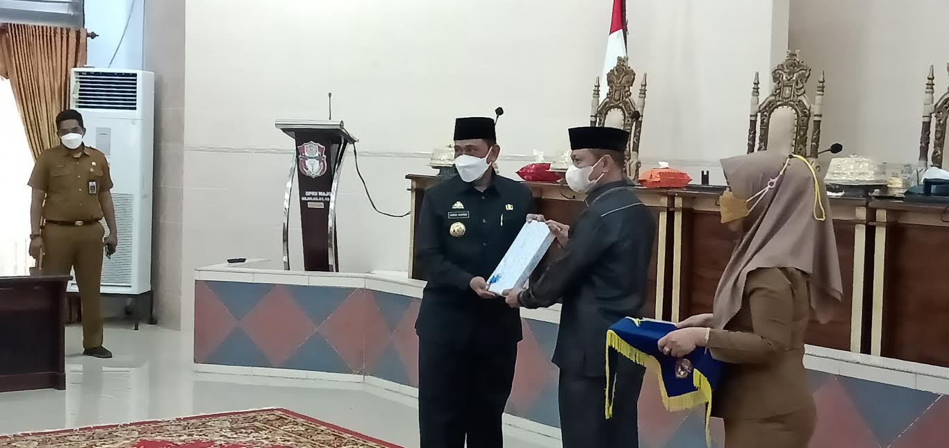 amran-mahmud-menyerahkan-laporan-keterangan-pertanggung-jawaban-lkpj.jpg