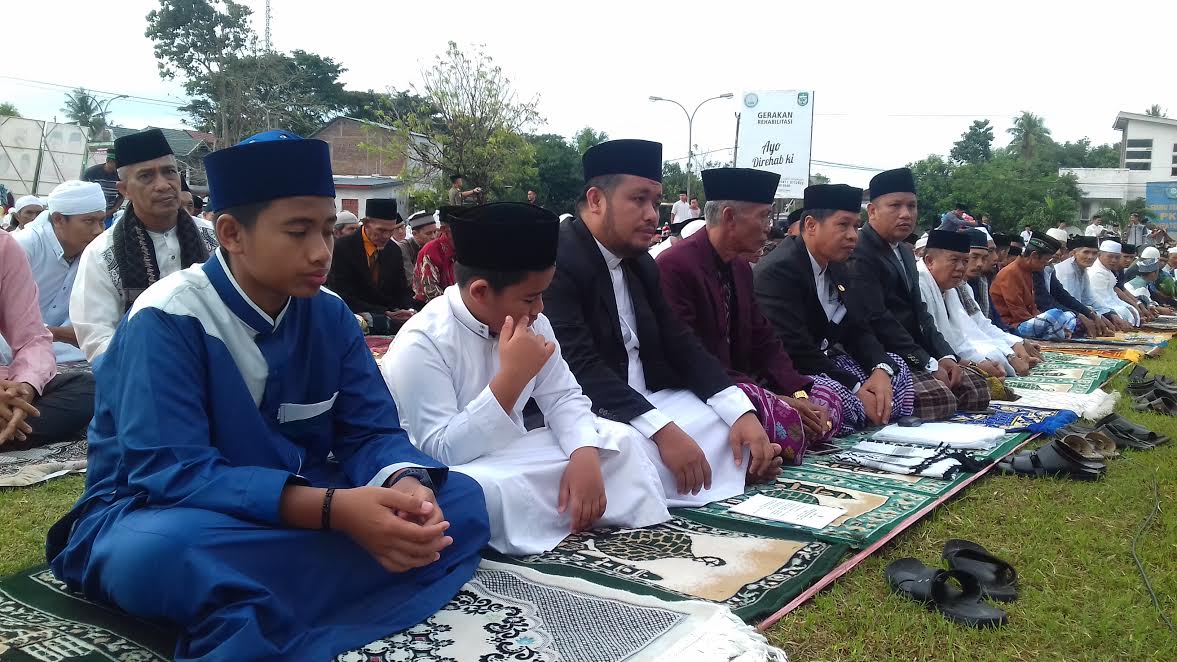 Amru Saher Salat Idulfitri di Lapangan Opu Dg Risaju, Sekkab Luwu di Masjid Agung Belopa